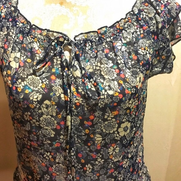 ❤️4for$18Navy blue floral ruffled top - Picture 2 of 3